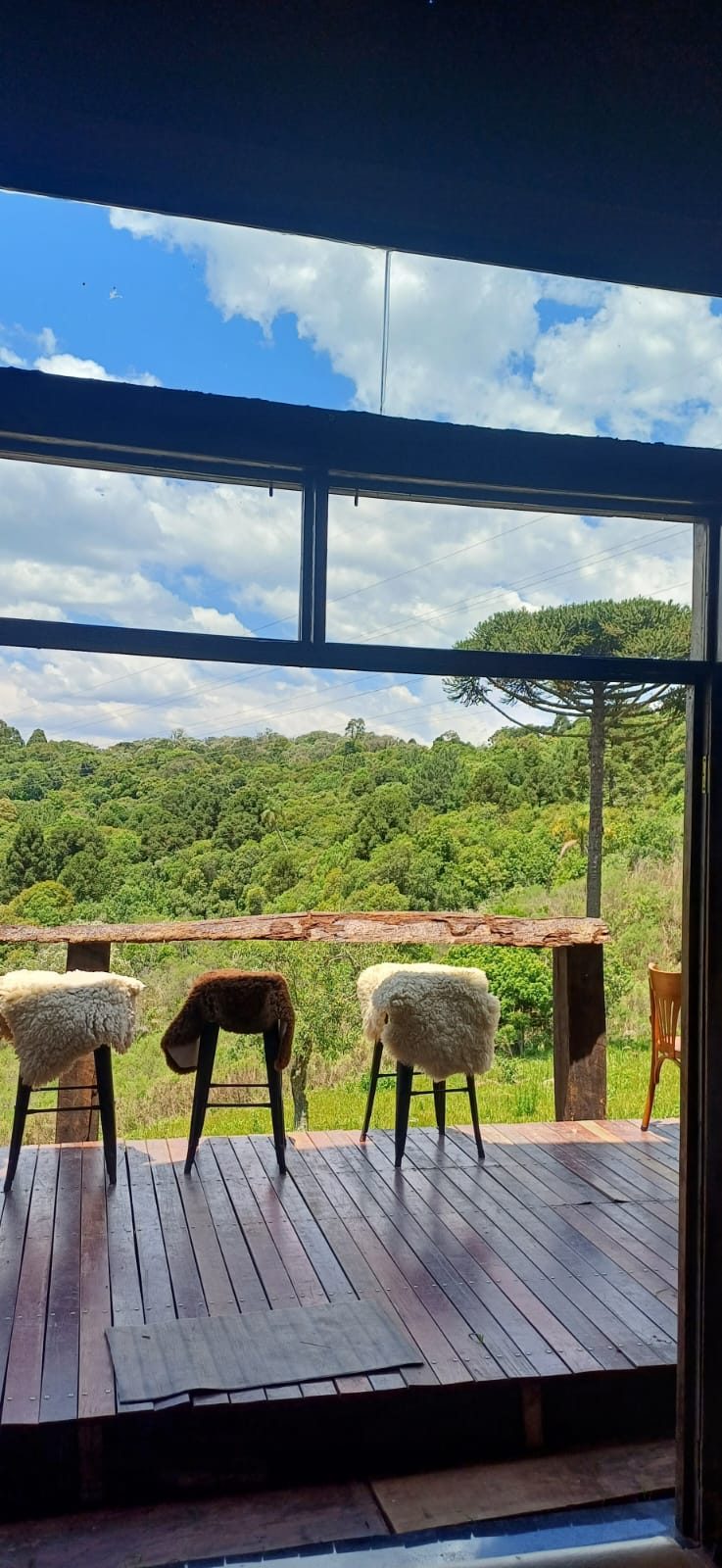 Deck externo com vista panorâmica para os campos