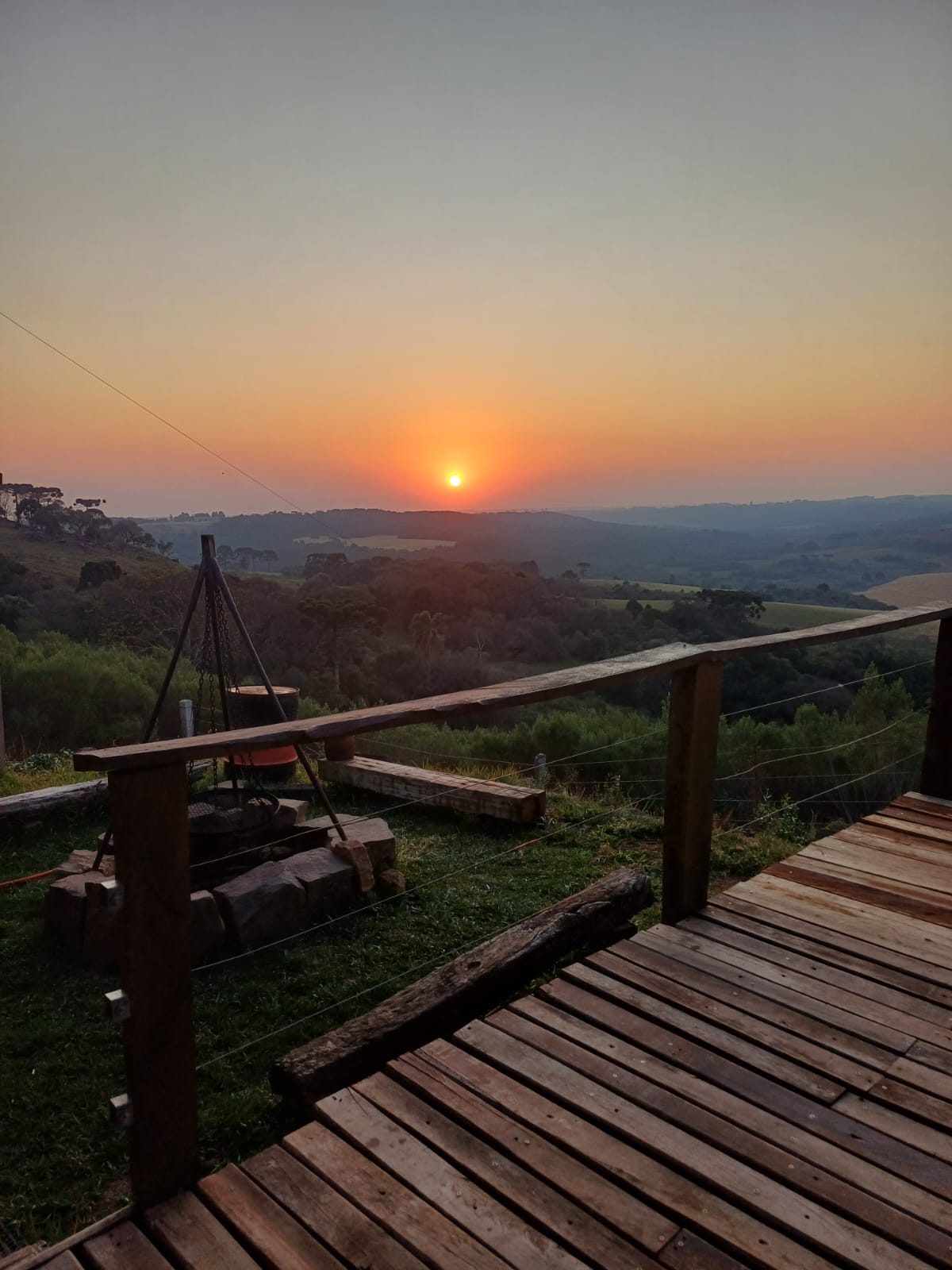 Deck de madeira do Celeiro durante o pôr do sol