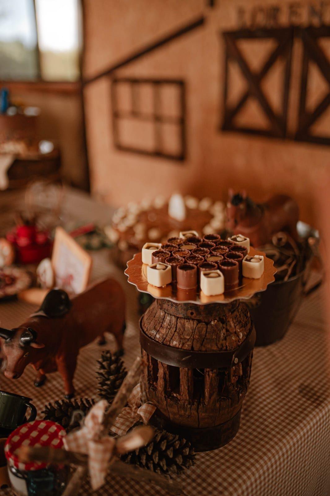Mesa de doces e bolos decorada em tons rústicos