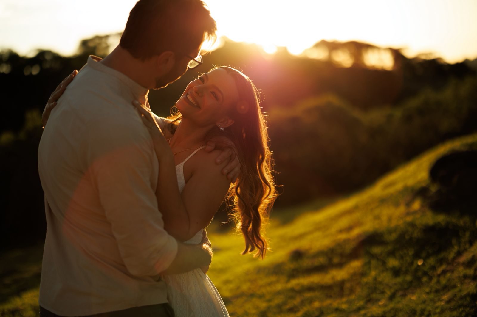 Casal em ensaio fotográfico na luz dourada dos campos de Guarapuava