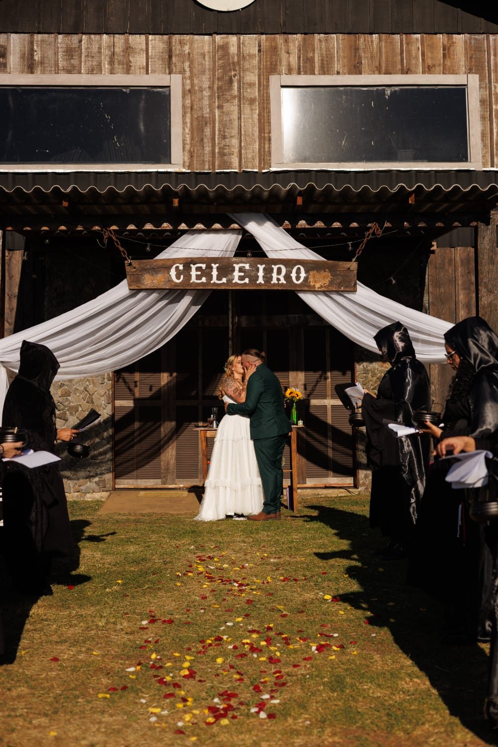 Entrada do celeiro decorada com tecidos brancos para casamento