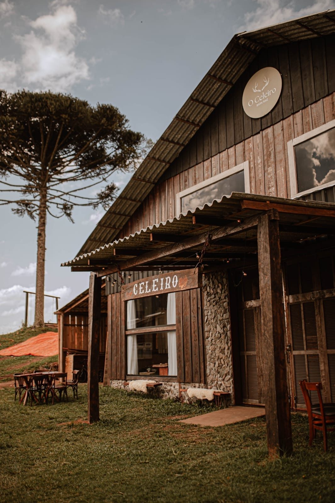 Fachada do Celeiro entre araucárias em Guarapuava