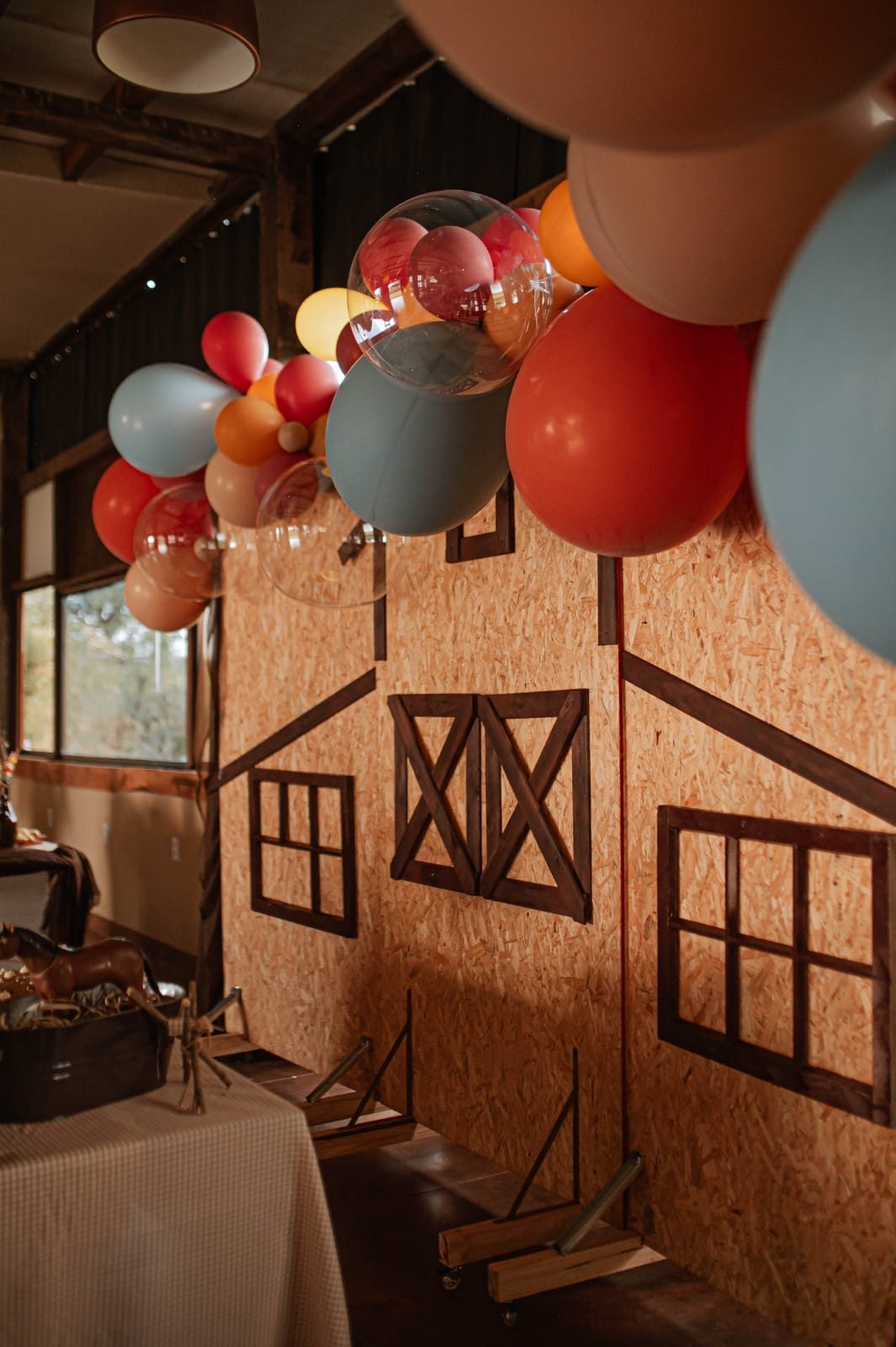 Decoração de festa infantil com balões coloridos no espaço de eventos