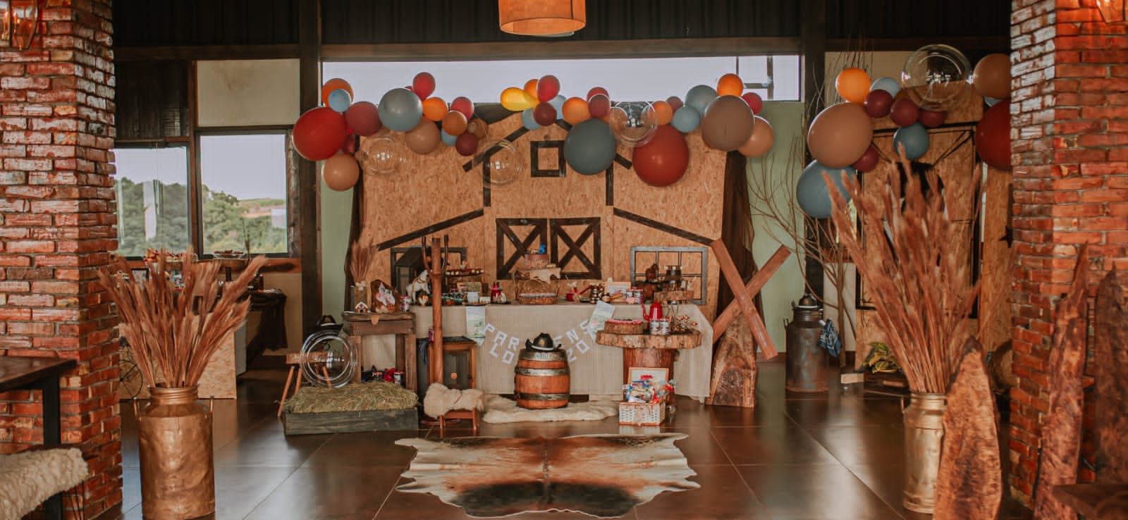 Salão decorado com balões para festa infantil no Celeiro