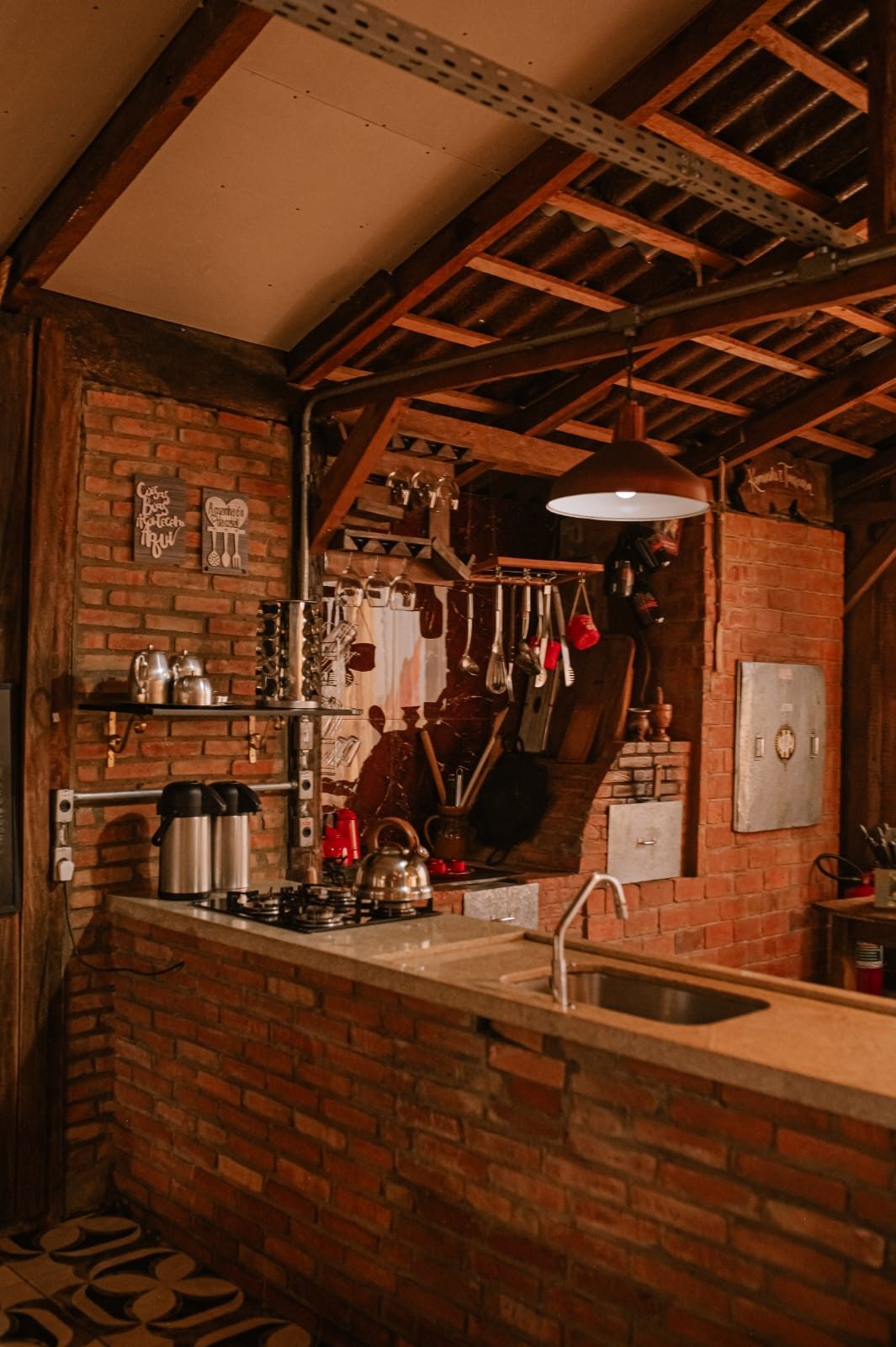 Cozinha de tijolos aparentes equipada no Celeiro