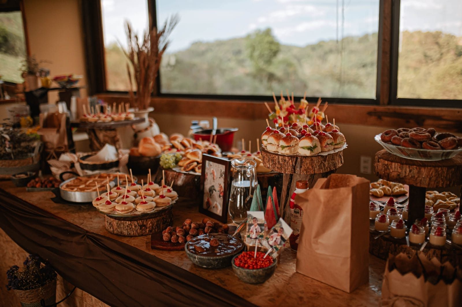 Mesa de doces artesanais decorada para confraternização
