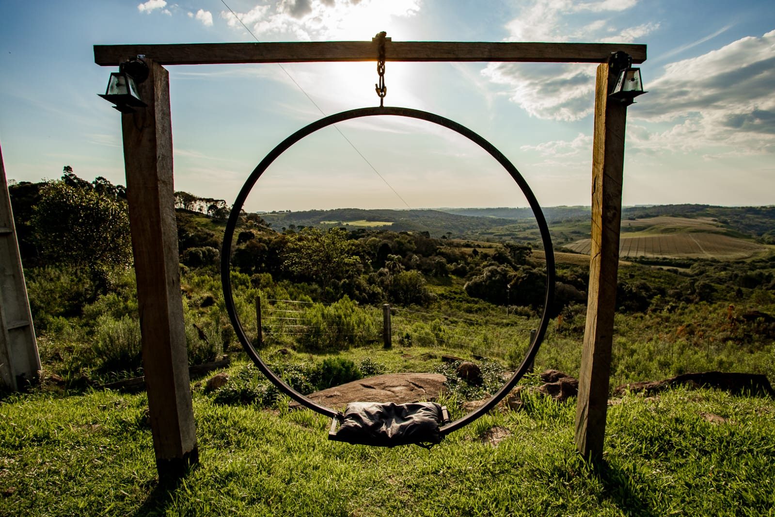 Balanço em formato de aro no campo, em frente ao Celeiro