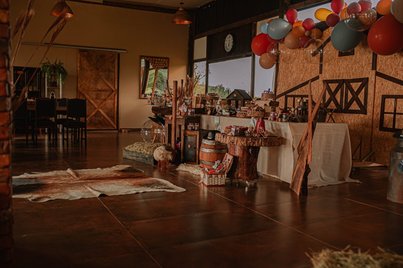 Salão do Espaço de Eventos do Celeiro decorado para celebração