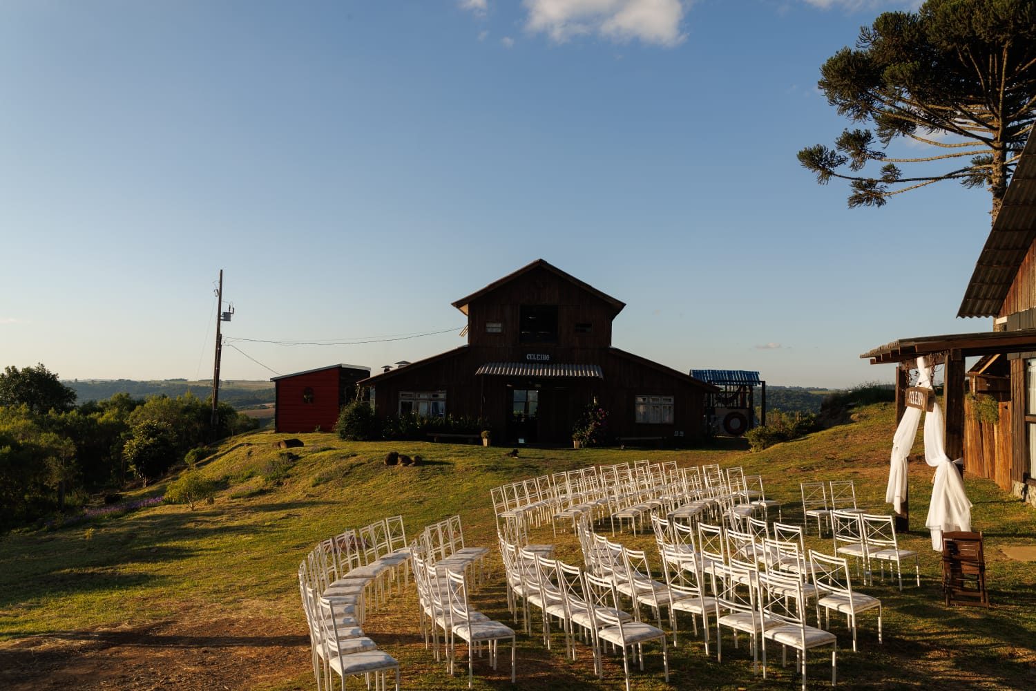 Cerimônia de casamento ao ar livre em frente ao Celeiro, ao pôr do sol