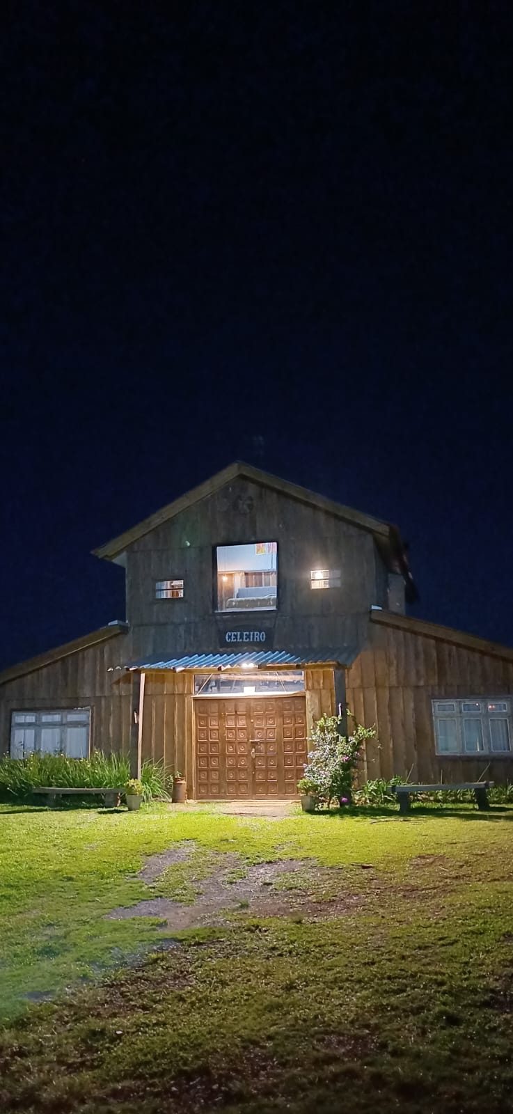 O Celeiro iluminado à noite sob o céu estrelado