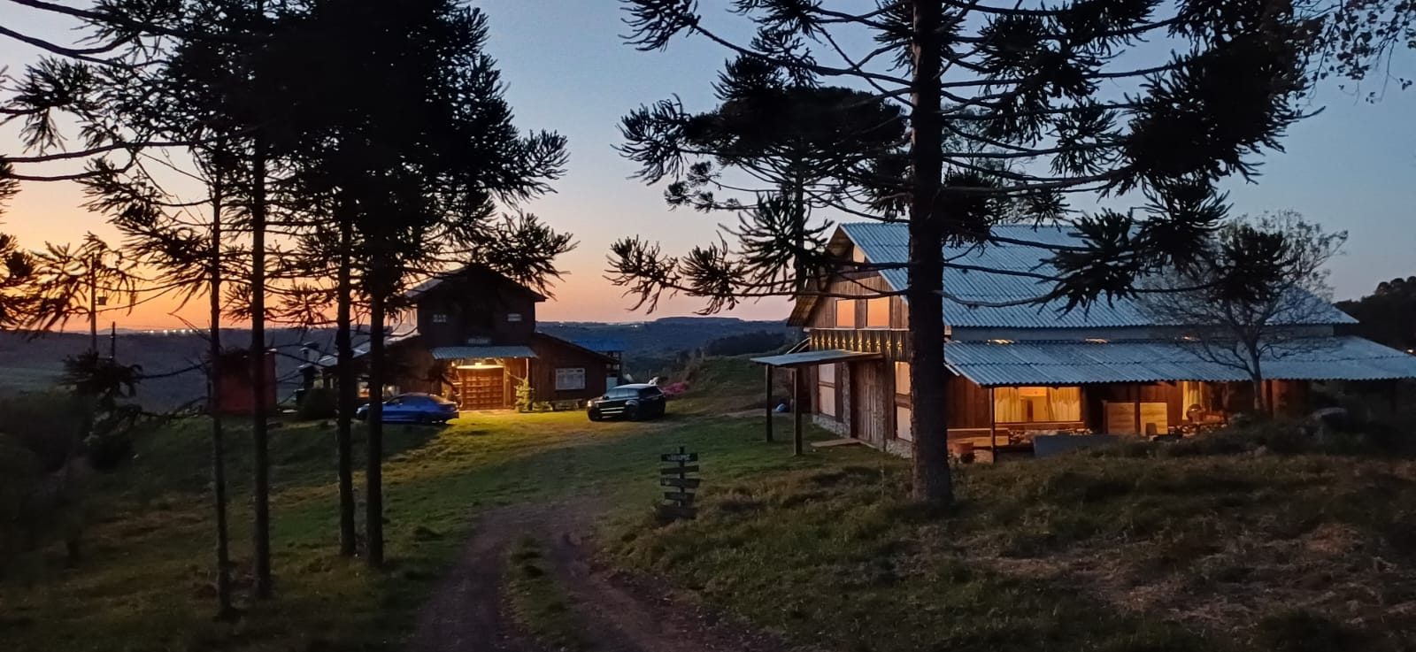 Pôr do sol sobre a propriedade rural do Celeiro em Guarapuava