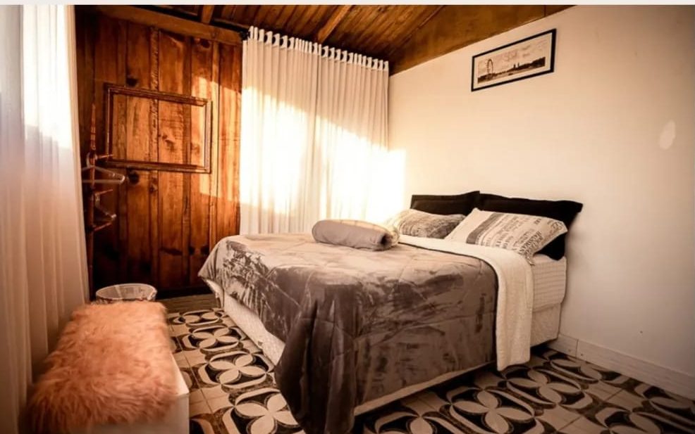 Quarto Patagônia com cama queen, cama de solteiro e piso ladrilhado