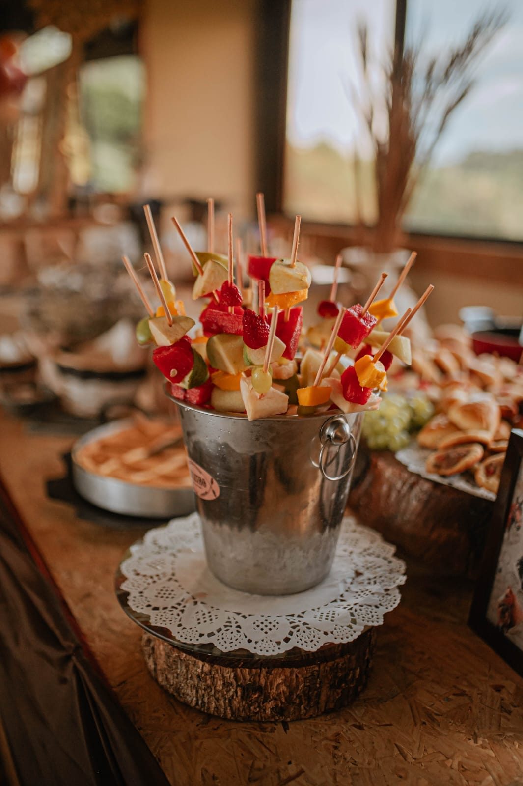 Espetinhos de frutas frescas servidos em balde de gelo no evento